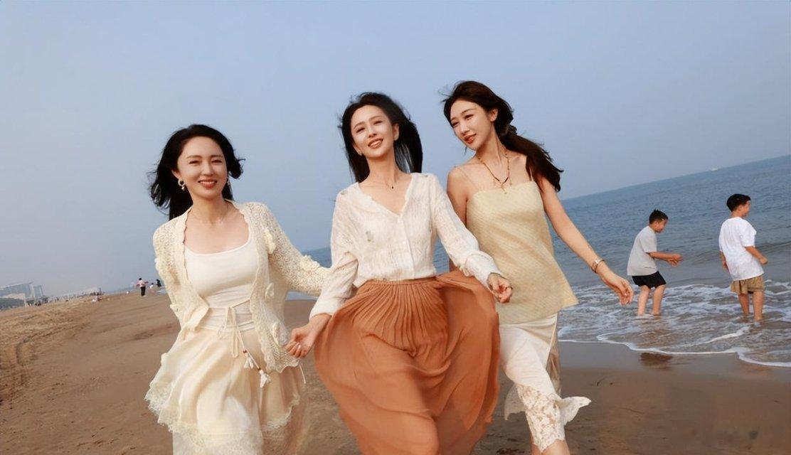 董璇佟丽娅又带娃去阿那亚了！俩妈海边搭拱门，孩子们排队钻，好欢乐​