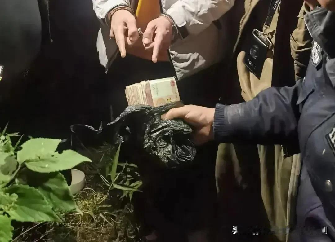 浙江，男子偷走领导的2.6万现金，为了避免怀疑，男子坚持和领导一起下班，还扔掉了