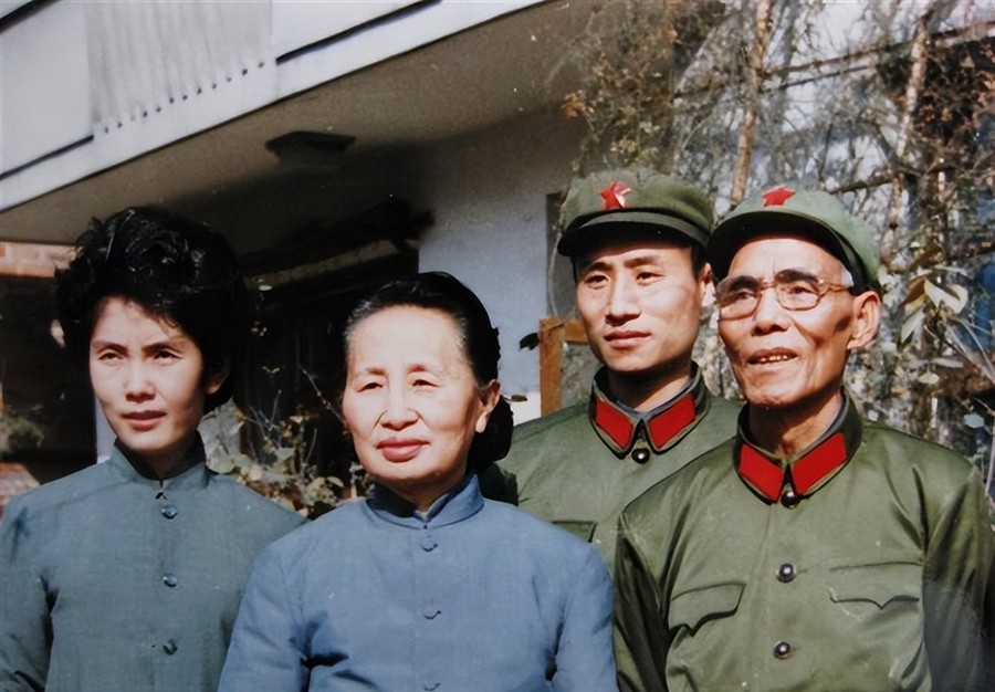 1987年韦杰病逝，妻子主动将他名下豪车交还成都军区，军区很为难的回答道：这个档