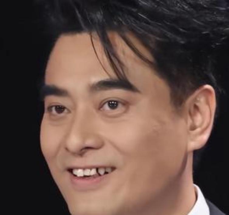 2026年3月，演员陈龙在国剧盛典的无修生图曝光并引发热议。照片中，他身着深灰