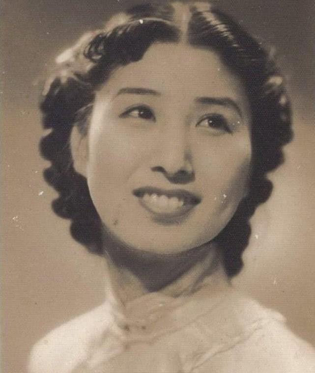 1940年深夜，民国大美女郑苹如，被秘密押到小树林执行枪决，特务垂涎她的美色，犹