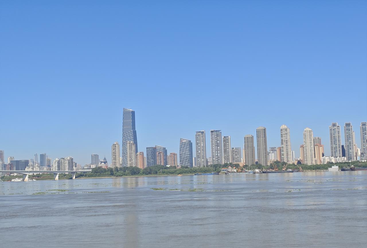 华为战略性投入未来，构筑技术护城河华为正将资源战略性聚焦于鸿蒙、昇腾、智能汽车