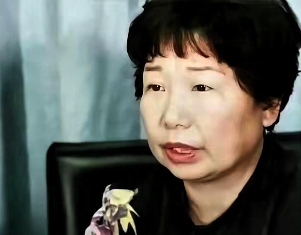 有谁信的?他大娘说，她因为剖腹产打麻醉的原因，昏迷了几天，醒来第一眼看见的娃就