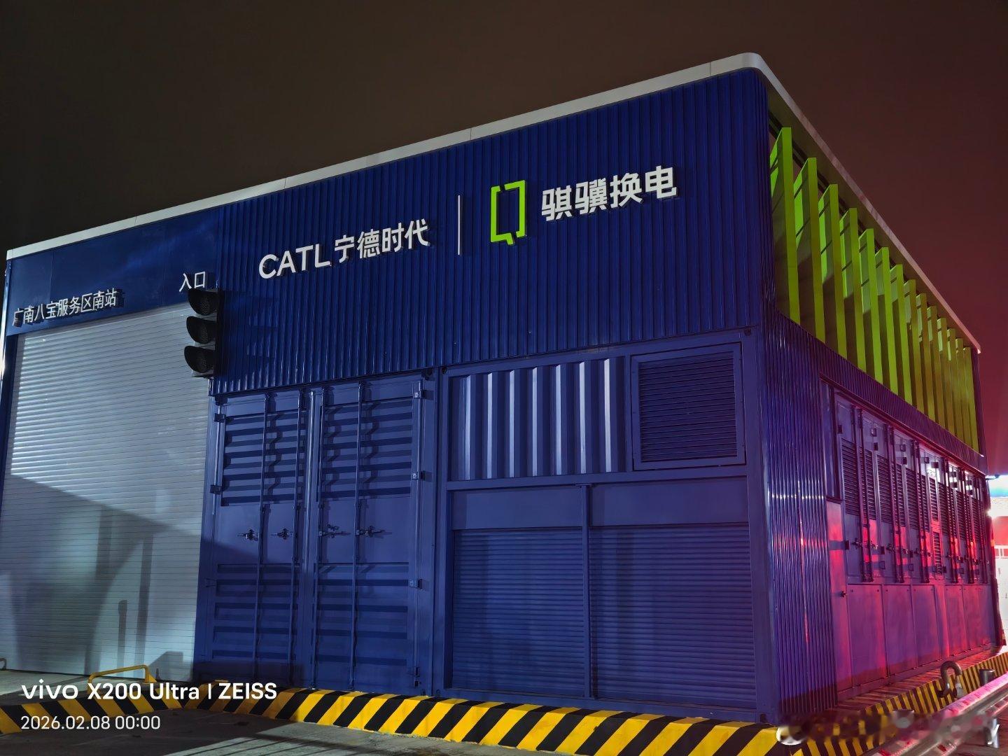 全球首款量产钠电池乘用车昨天在服务区无意中碰到宁德时代的换电站，以