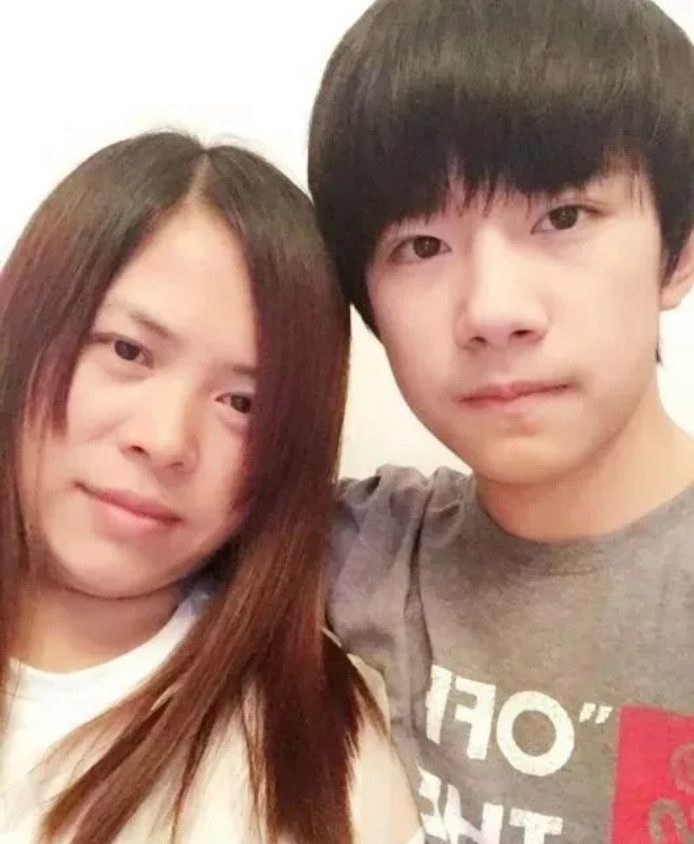 查了资料才发现，易烊千玺的妈妈确实不一般。易烊千玺能成为百亿影帝，和他妈妈谢水萍