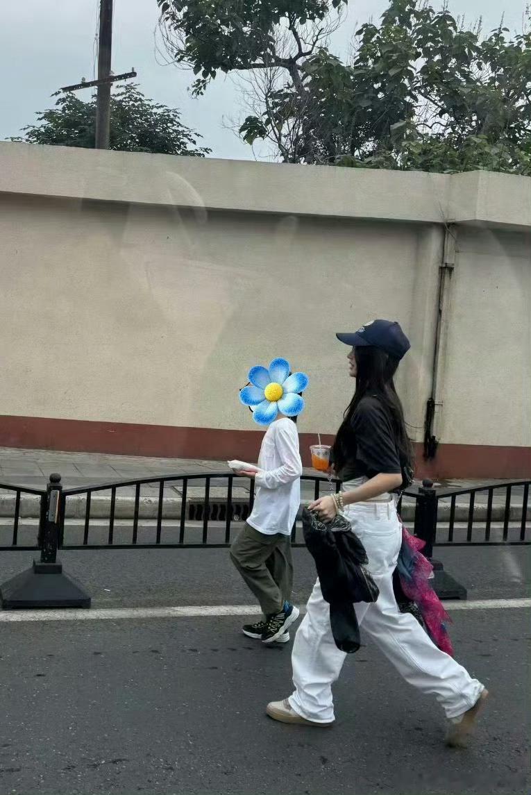 Angelababy带小海绵逛街Angelababy带9岁儿子小海绵逛街时被拍到
