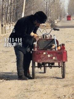 “上人民日报了！”山东临沂，92岁老人骑着三轮车往路上扔蜂窝煤，路人看着都纳闷，