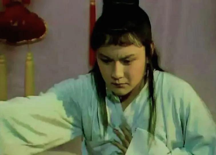 《红楼梦》随着人物年龄混乱问题，也牵出一堆问题。比如通房丫头，