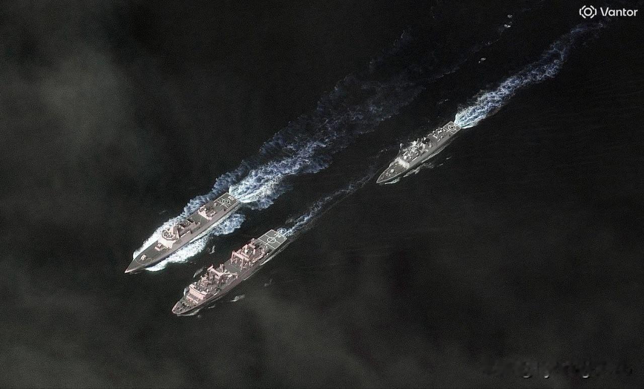 ⚓️🇨🇳12月4日，PLANAVY一支由075型两栖攻击舰“海南”号、05