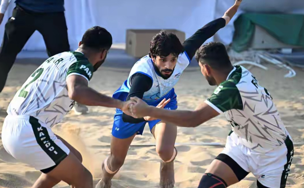 在海南三亚举行的第六届亚洲沙滩运动会进行了类似“老鹰捉小鸡”的沙滩卡巴迪男子项目