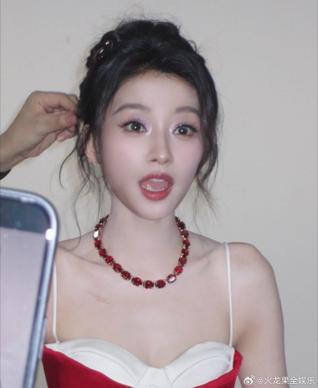 孙怡乘风2026造型图孙怡乘风2026初见面红裙摇曳生姿，丸子头灵动俏皮，孙怡带