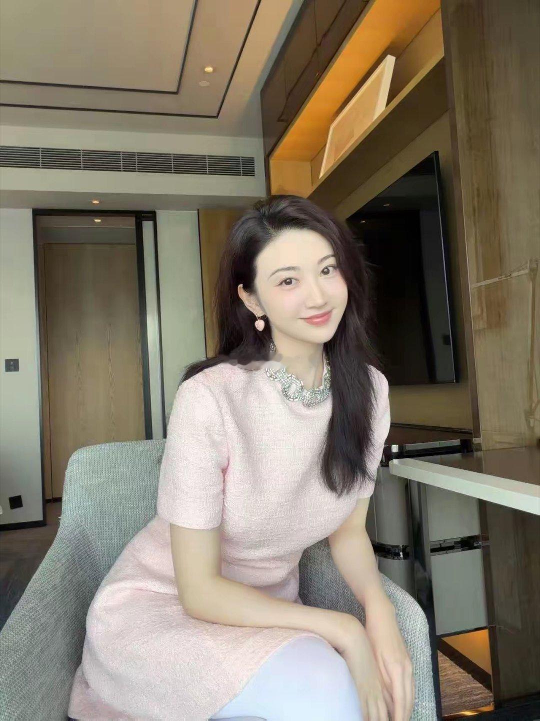 景甜今天好像穿了白色丝袜，太养眼了​​​