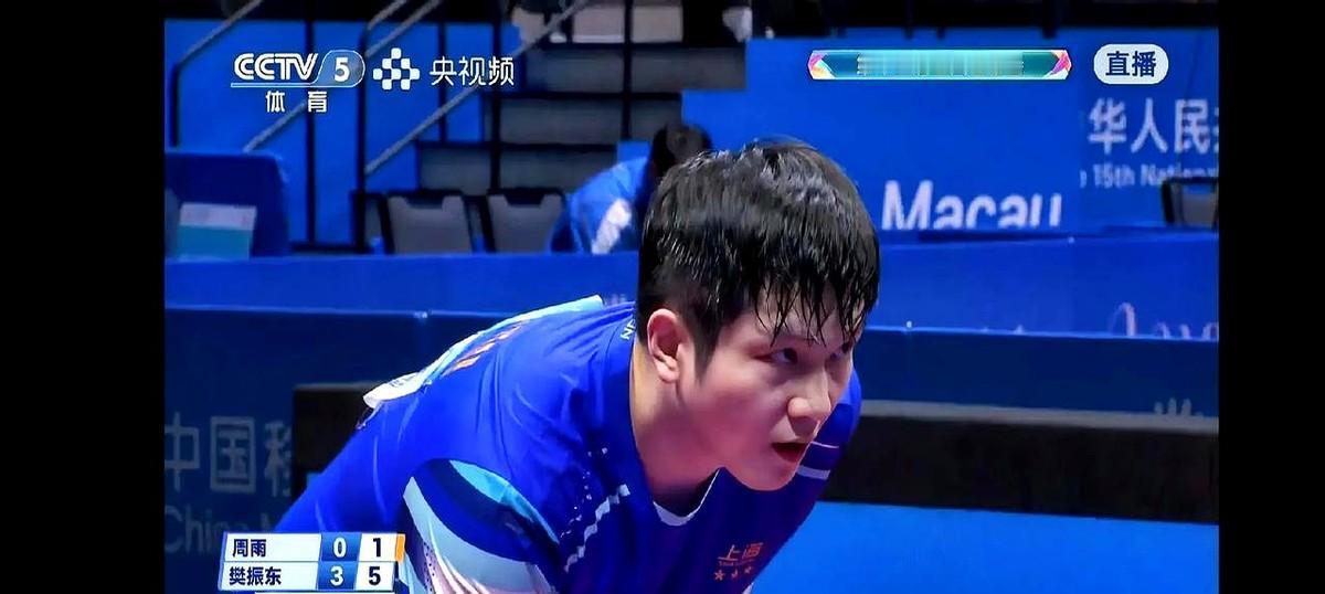 刘海湿成条形码，樊振东当场被“剪”上热搜。网友手痒到想冲进场递剪刀。别笑