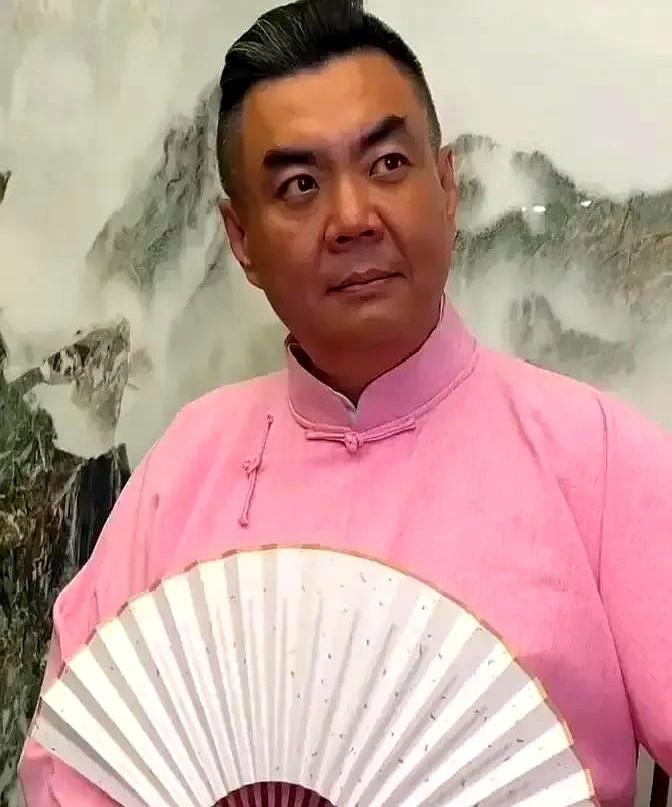 张伯鑫在直播里直接怼了德云粉一句“别人混不好别赖德云社”，话音刚落弹幕就炸了。