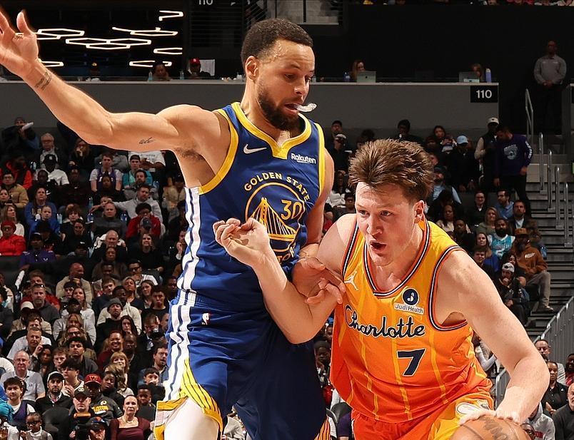 本赛季三分命中数排名：1、库里——156个2、米切尔——1553、克尼佩尔