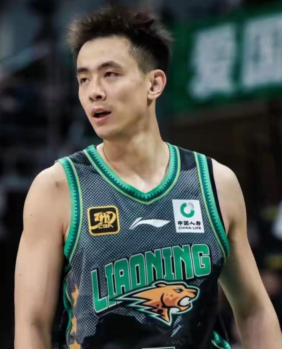 辽宁队总算硬气起来。夏训开启就提出口号“下赛季要必须杀进争冠组！”本赛季没结束