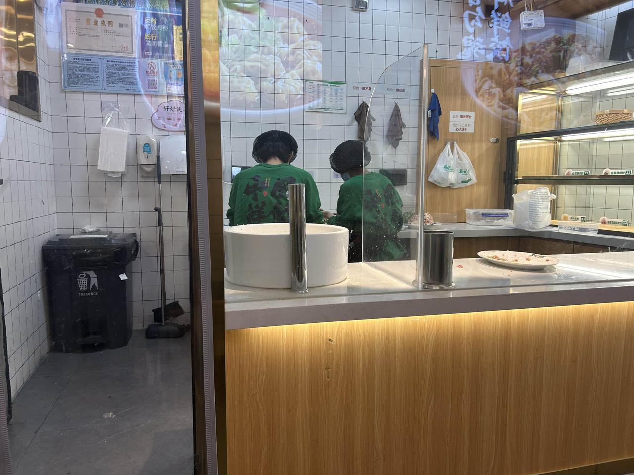 拐进楼下的袁记云饺，要了个鲜肉云吞。看着阿姨现包，皮薄得透光，肉馅粉粉嫩嫩的，丢