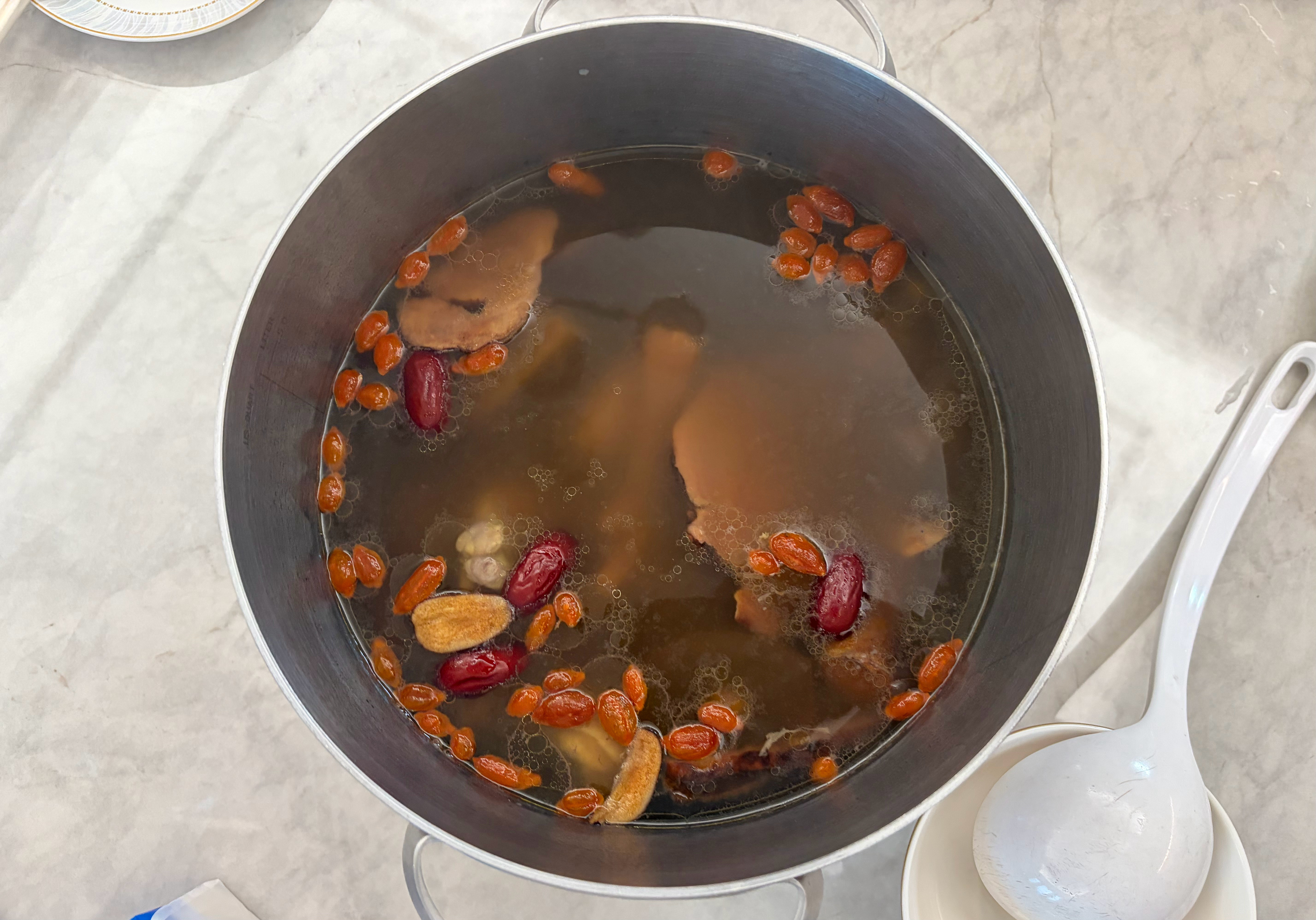 新一代厨艺很好盐焗巴浪鱼、香茅焗鸡、避风塘炒虾、酸甜排骨、炒青菜、咸鱼杂鱼、土茯