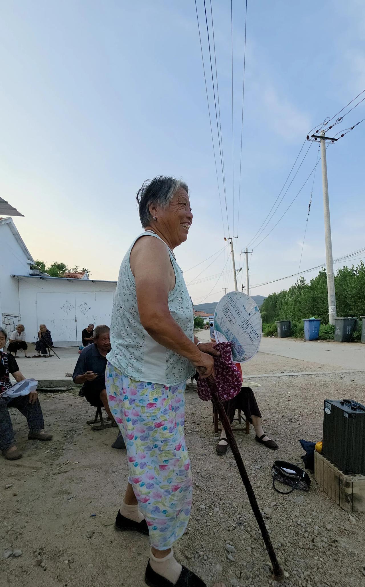 这个婶子是活宝……80岁，经历了人生很多苦难。中年时儿子儿媳遭遇车祸双双罹难，