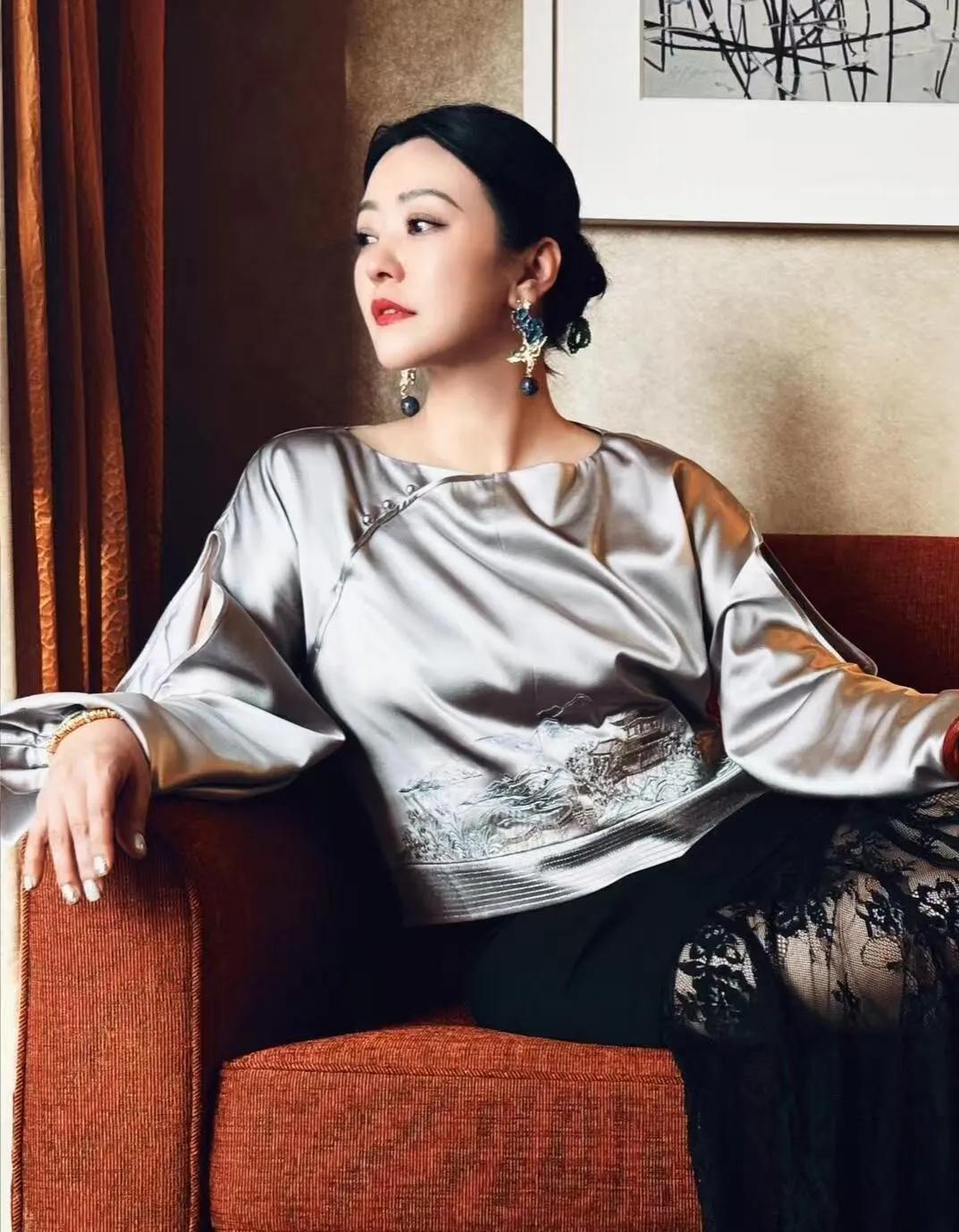 被郝蕾的新造型狠狠种草！🌿微胖女生一定要学的“显贵”穿法：上半身选择有垂