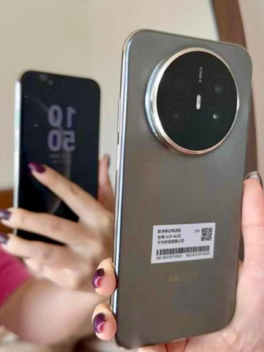 华为Mate70Air真机曝光背面还是圆形镜头模组，正面是等深微四曲屏，颜值还