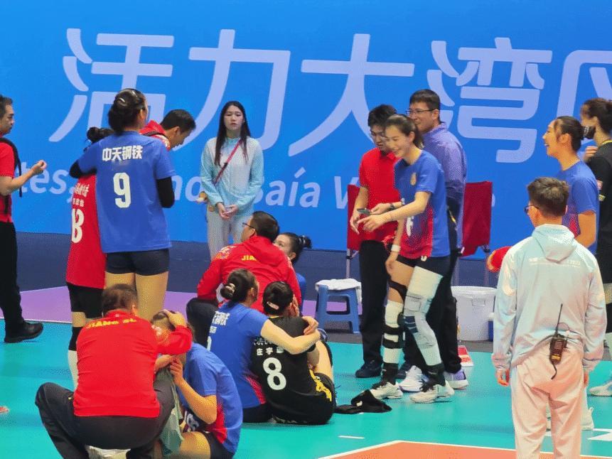 场上是相杀的对手，场下是情同手足的姐妹花！中国女排未来的双子星主攻，庄宇珊和吴梦