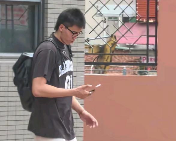 焦泊乔顶着一头调整后的发型回归训练场，整个人感觉开朗了。这画面有点意思。一个