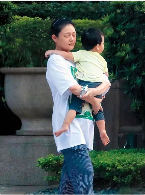当过妈妈的都知道，大S这个发型凌乱，穿拖鞋乱搭的样子，一看就是全心全意在带孩子！