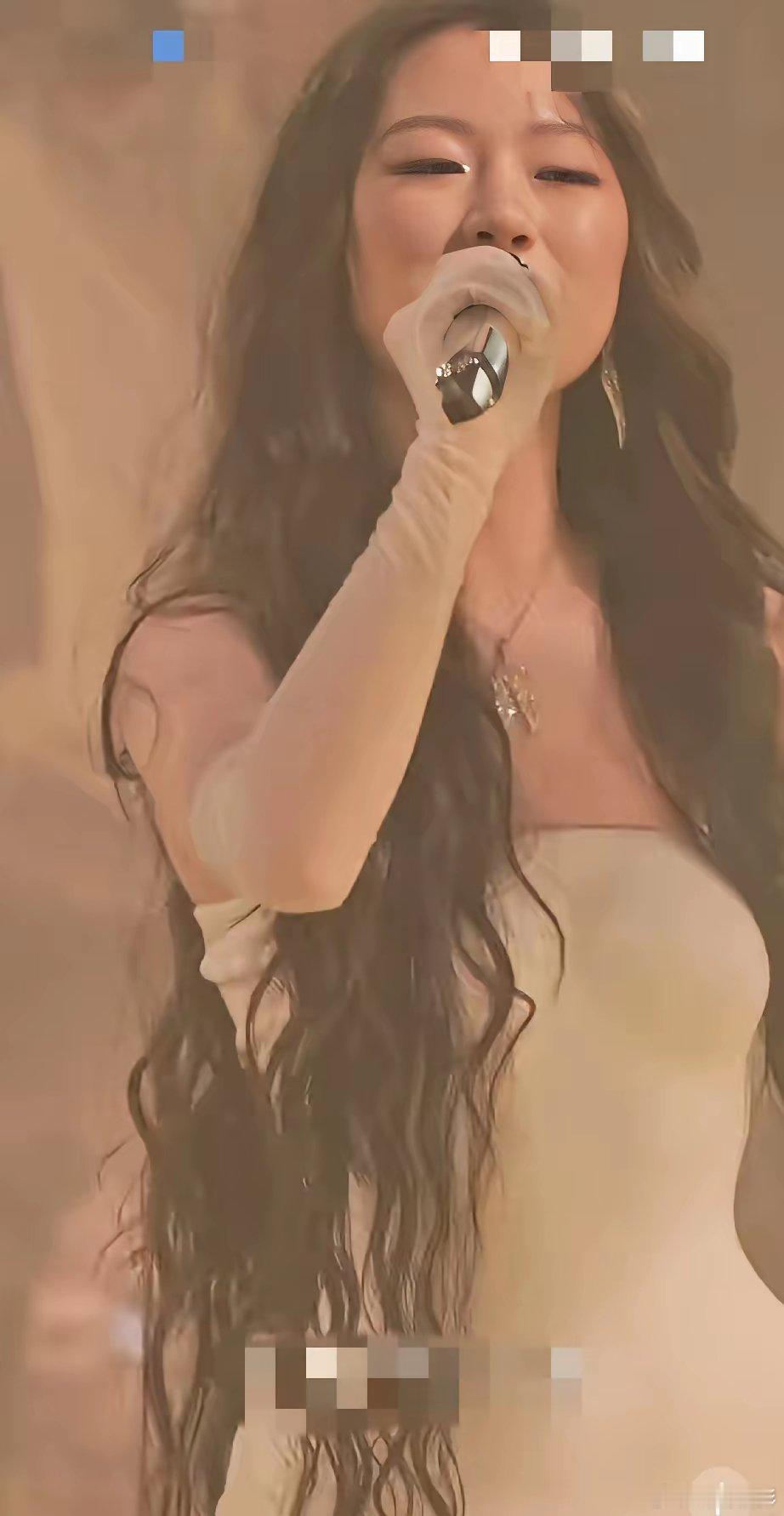 4月10日，单依纯武汉演唱会造型狂野得不忍直视，她脚上的那双鞋子起码有20厘米，