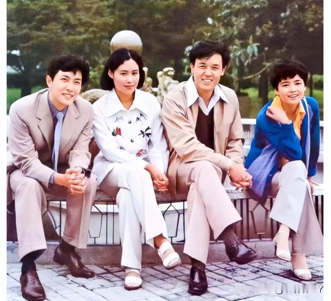 一张老照片，摄于上世纪80年代，四位老演员年轻时的合影。从左到右分别是唐国强、斯