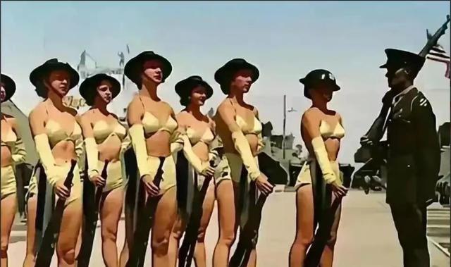1942年，一群美国女兵在烈日下训练，只见她们身穿比基尼，手拿长枪，不知道的还以