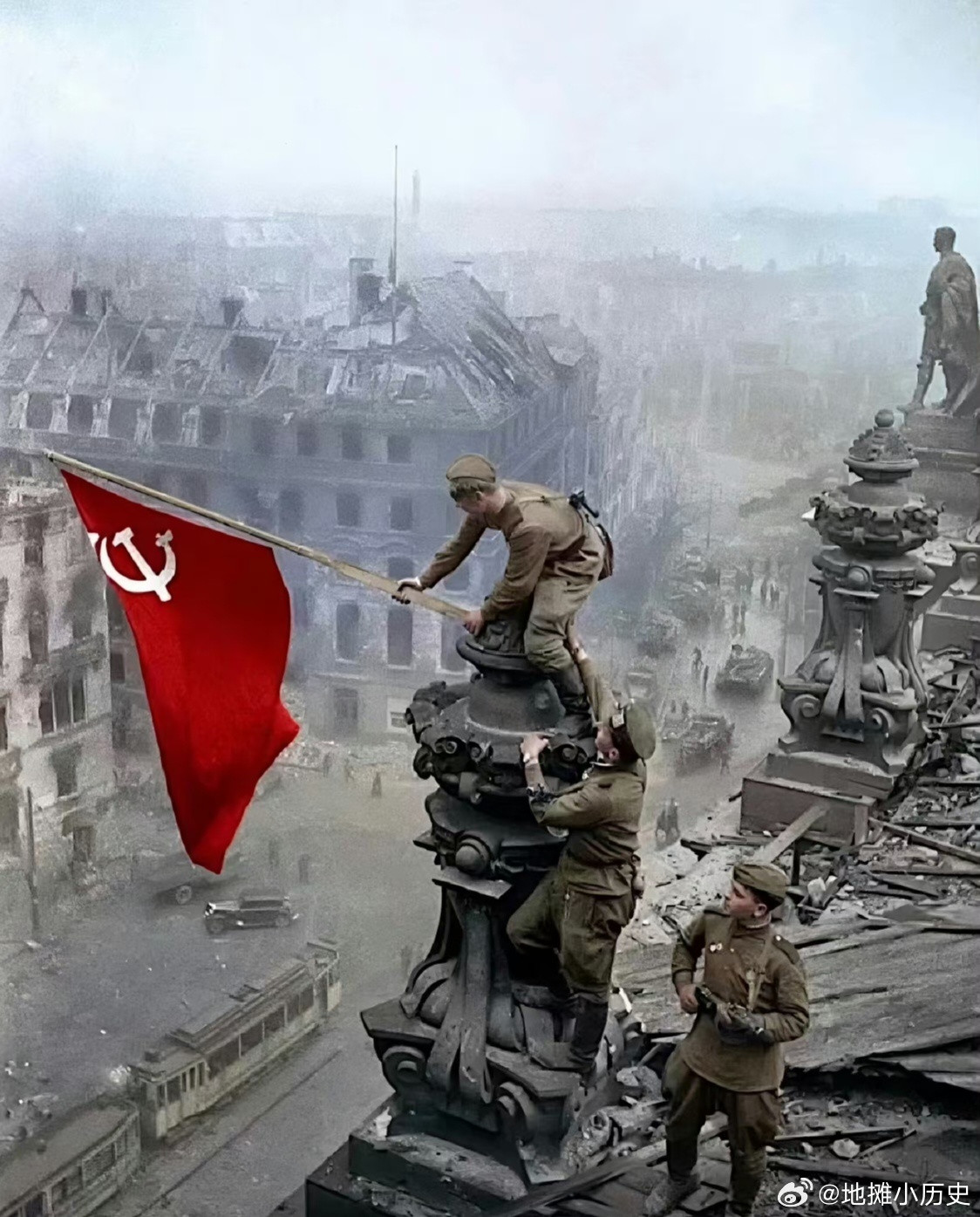 1945年，欧洲。苏联军人将旗帜插上了德国的柏林国会大厦楼顶。