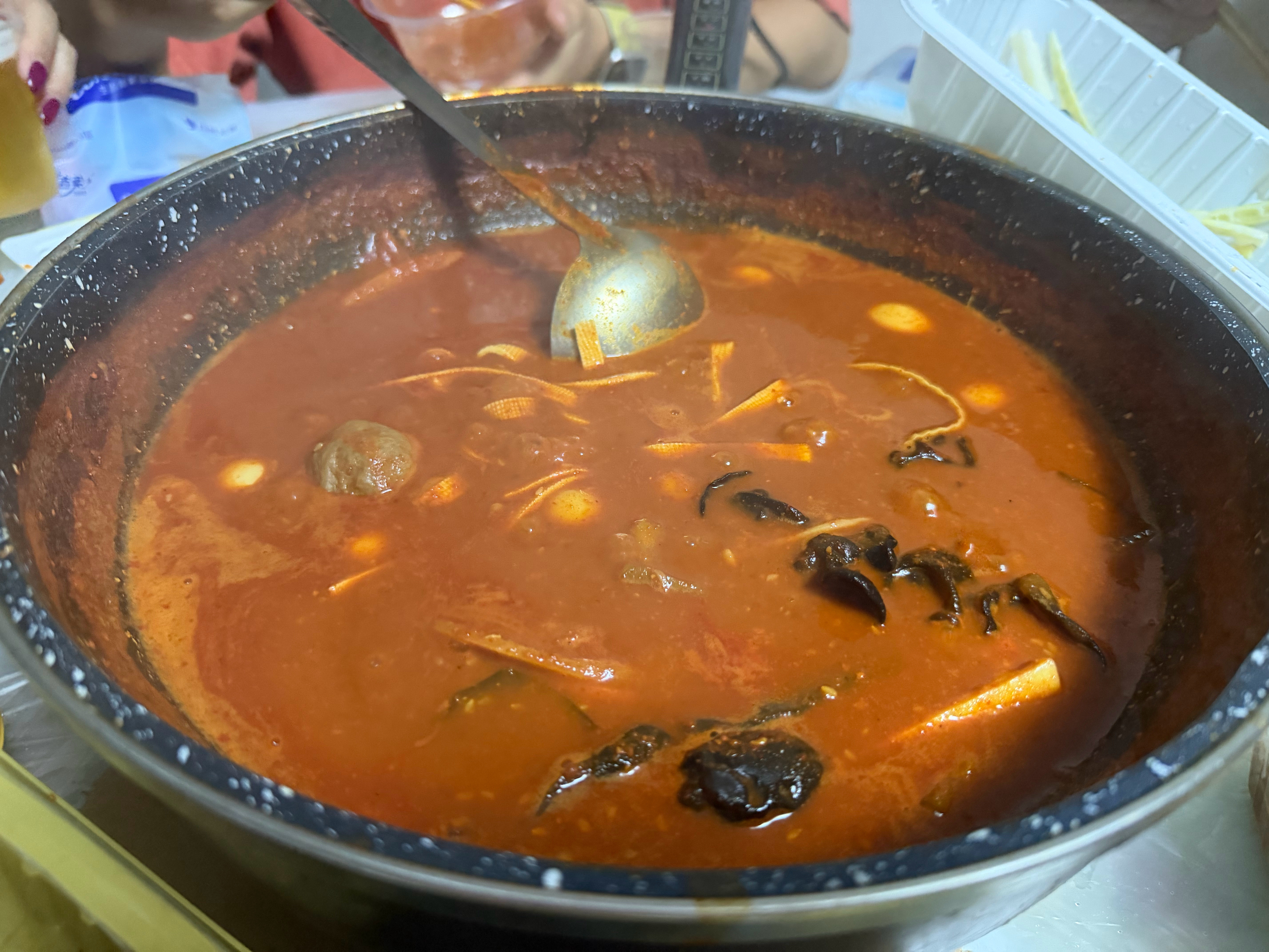 朋友从宁夏带来了特色火锅底料，宁夏辣糊糊火锅，尝上一尝[吐舌头眯眼睛笑]​​​