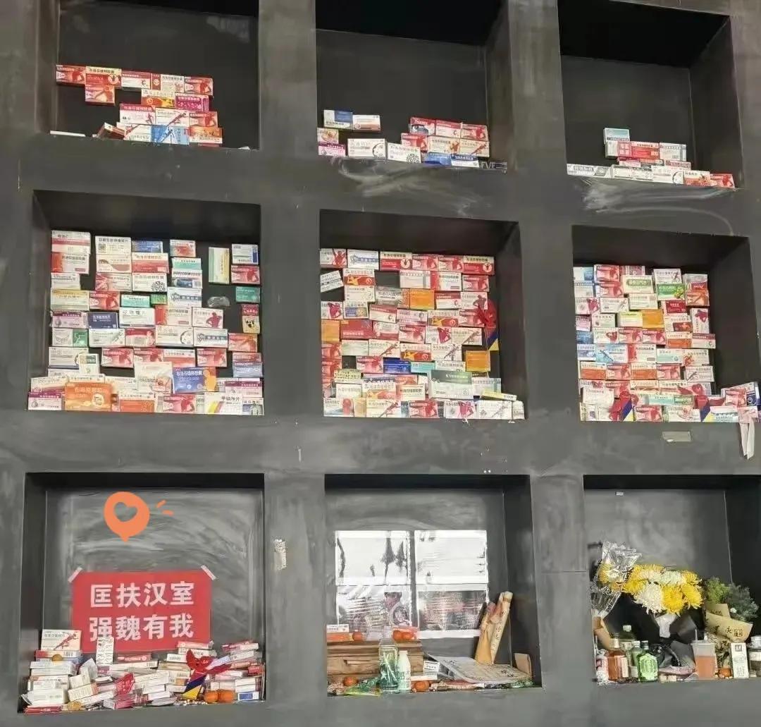 曹操墓前全是布洛芬icon。今天清明节，全网最火的就属孟德了，万万没想到，曹