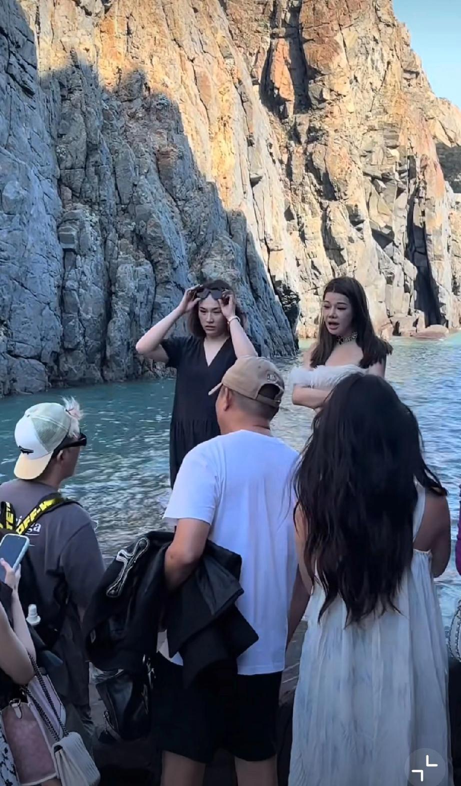 福建平潭仙人井，白衣女子霸占拍照机位近半小时，拒不礼让，引发众怒！平潭岛拍照姿势