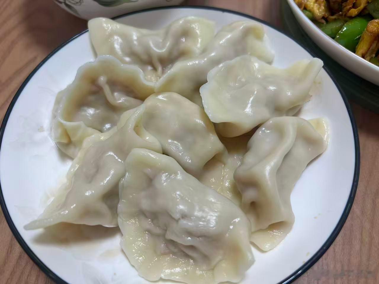 出差，在高铁站吃早餐，老板说冬至了，可以吃点饺子。我说，回北京在吃，先吃点包子，