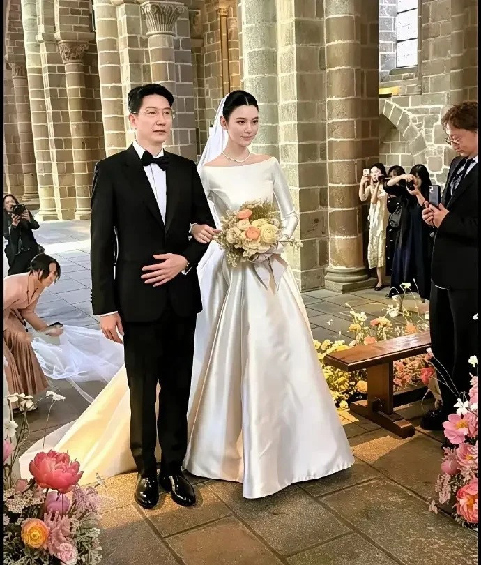 奚梦瑶父亲凭仪态火出圈：178超模被衬成小鸟依人？她爸啥来头