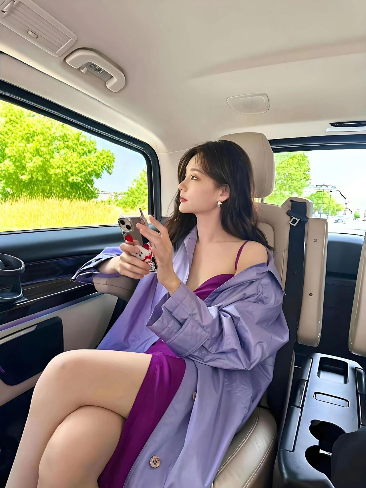 李一桐转身时脊背弯成月牙亮片顺着弧度下坠把影子烫出细碎的光耳尖的冷光接