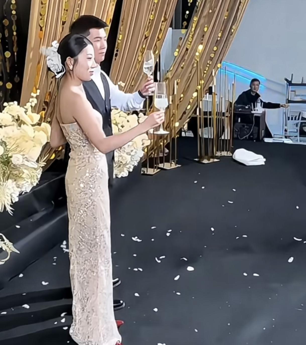 姐以前很潇洒后来被“抓去”当了妈所以，从穿上婚纱那一刻，婚姻到底给女人带来了