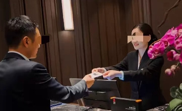 浙江建德，19岁男子入住1300元一晚的酒店，结果在男子休息时，酒店工作人员未经