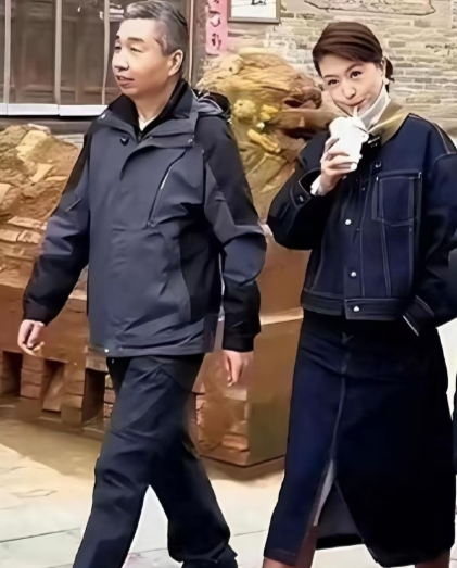 央视主持人张蕾跟老公逛街，对着镜头大方秀恩爱。她老公确实有老公样，比张蕾大不少，