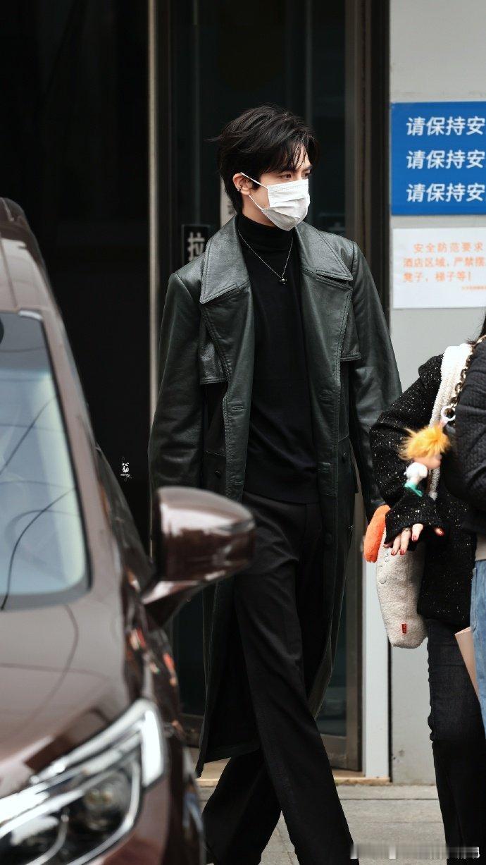 被宋威龙的上班造型狠狠戳中！简约穿搭难掩优越身形，大长腿比例堪称完美。面部轮廓像