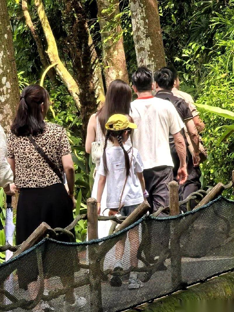 天王带着老婆的爸妈全世界跑，演唱会、赛马场、旅行，都把老两口带在身边。讲真，这
