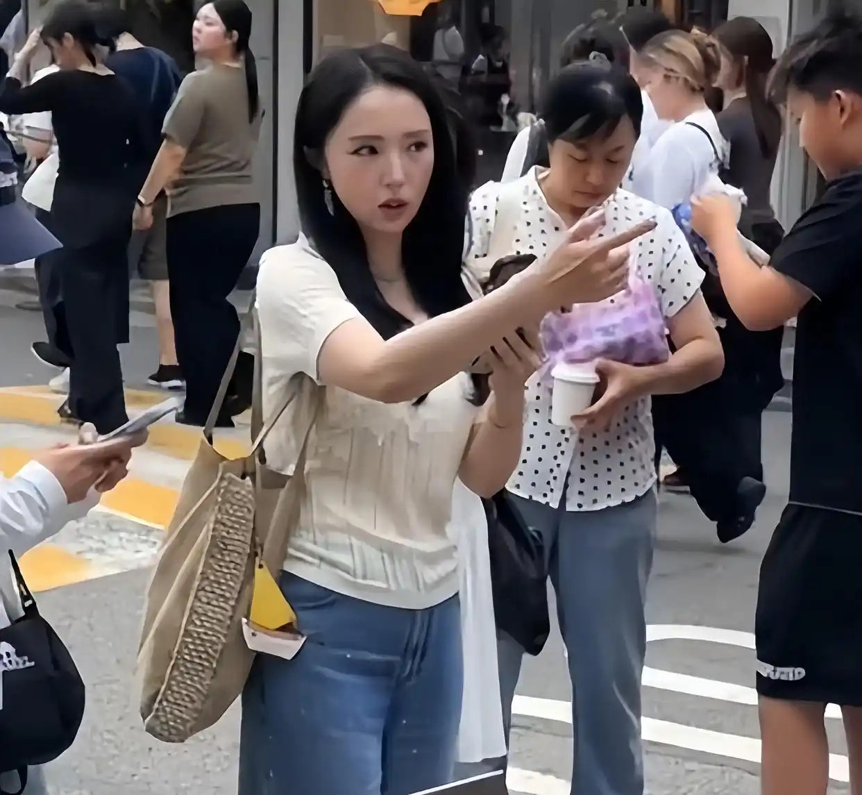 董璇带10岁女儿去韩国参赛，韩妆造型撞脸女团柳智敏！小酒窝小卷发有女团气质，网友
