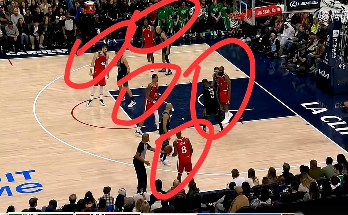 我真服了。人家打5v5，我们这哈登带着祖巴茨、大洛，硬生生把场上打成了3v5。