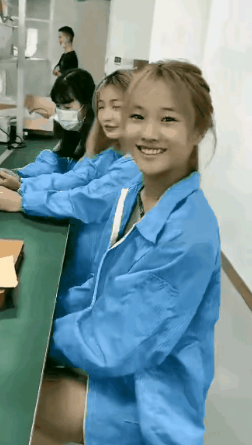 笑不活了”在一家工厂的车间里，有一名高中生暑期工刚发完工资，因为是人生中第一次打