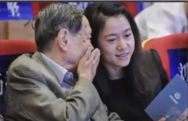 杨先生长子杨光诺含泪致谢：“父亲能安享百年，最该感谢的是继母翁帆”，这是儿子在父
