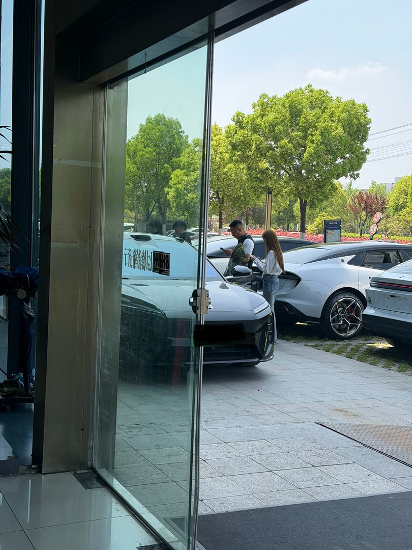 这世界公平吗，入职一个礼拜，啥也不懂，发几条抖音，每天都有人找她卖车，关键是还能