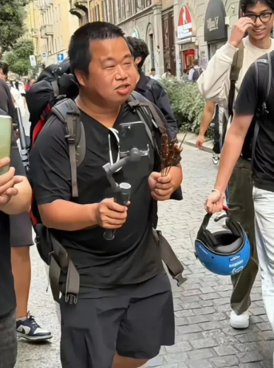 天呐，蓝战非！你藏的也太深了一查才发现，他平时邋里邋遢，竟然年入轻松过亿了。