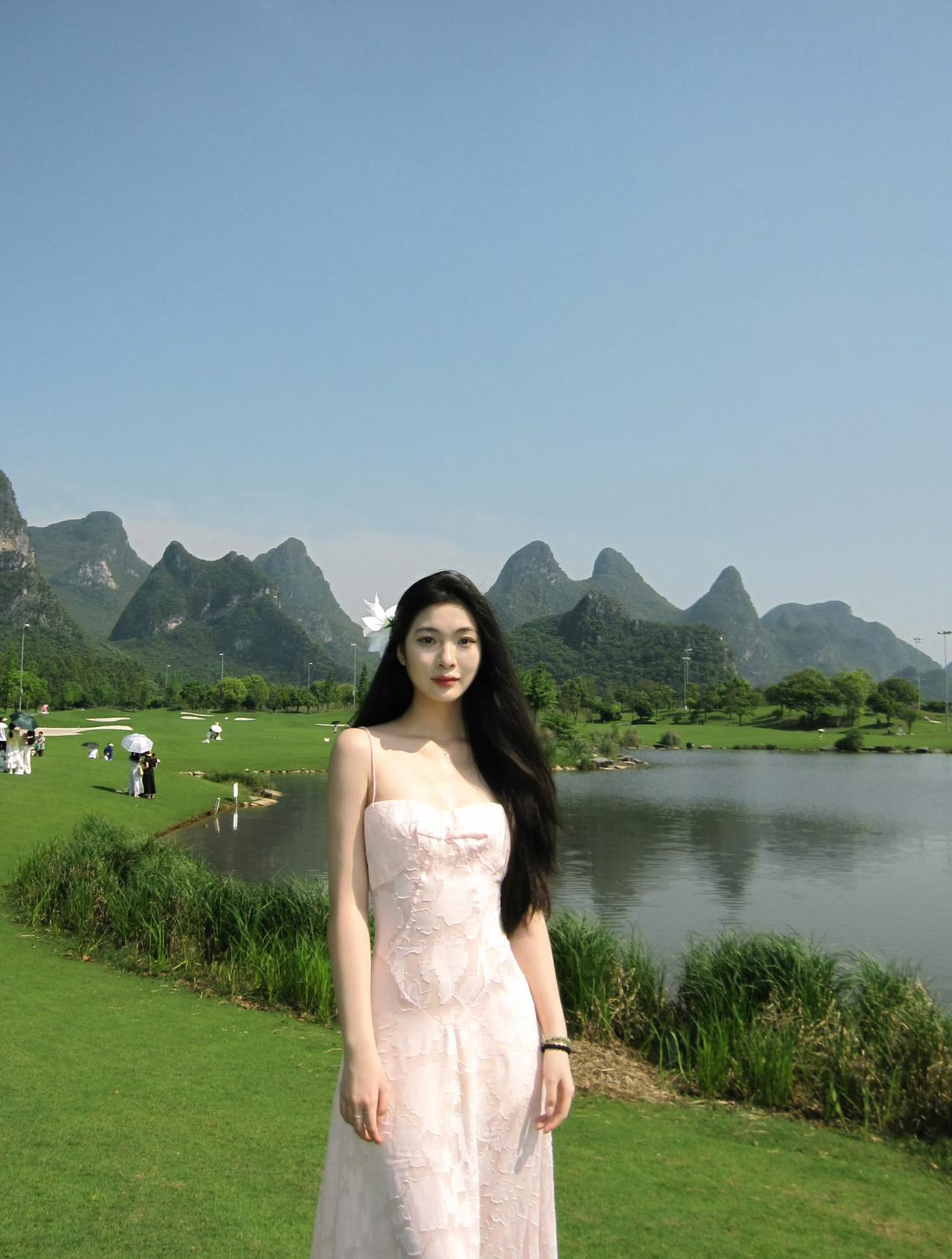 山水有相逢，绿意藏温柔，漫步在湖畔草地，被自然的治愈感狠狠包裹，享受这份不